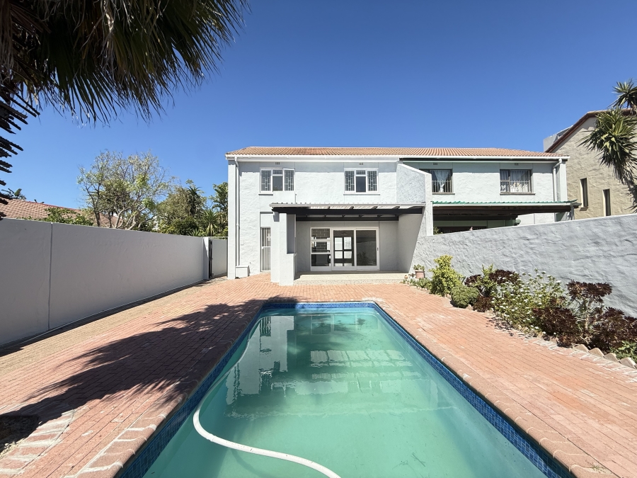 4 Bedroom Property for Sale in Bloubergrant Western Cape